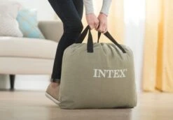 Intex Deluxe Pillow Rest Raised Luchtbed - Queensize - Ingebouwde Elektrische Pomp -Camping Verkoopwinkel 1320 1900 64136 inuse1 2017 300