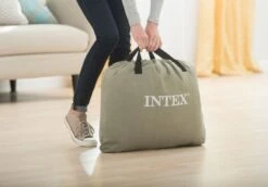 Intex Comfort Plush Extra Hoog Luchtbed - Queensize - Ingebouwde Elektrische Pomp -Camping Verkoopwinkel 1320 1900 64418 inuse1 2017 300