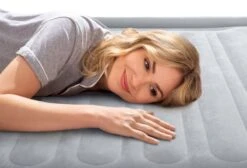 Intex Comfort Plush Luchtbed - Eenpersoons - Ingebouwde Elektrische Pomp -Camping Verkoopwinkel 1320 1900 67766 inuse4 2022 300