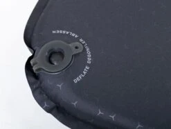 Exped SIM 3.8 LW Zelfopblazende Slaapmat -Camping Verkoopwinkel 1441 1900 sim black valve close 1