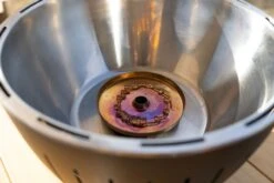 LotusGrill XL Hybrid Houtskoolbarbecue - Rood 15 LotusGrill XL Hybrid Houtskoolbarbecue - Rood -Camping Verkoopwinkel lotusgrill binnenkant pitje 3